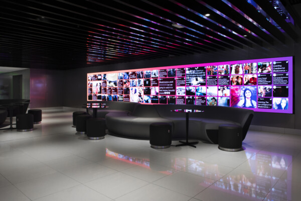 Chapman_Taylor_Reel_Cinemas_The_Dubai_Mall_Twitter_wall